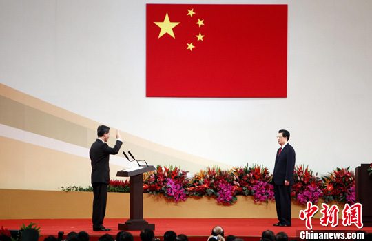 快讯:梁振英及第四届特区政府主要官员宣誓就职