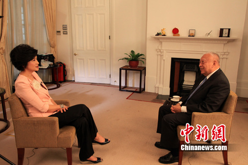 董建华看好梁振英施政称香港“双优势”勿失机会