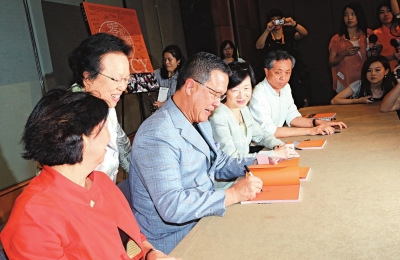 梁振英竞选团队著书回顾选战称当选仅是第一步