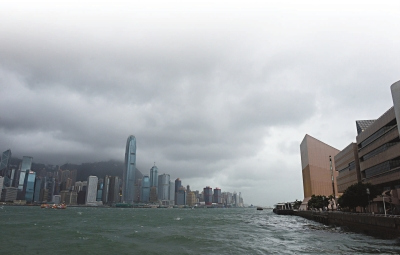 强劲台风突袭香港已致多处塌树等意外至少34伤