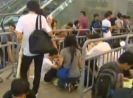 香港逾千人冒雨排队等候动漫节开幕(图)
