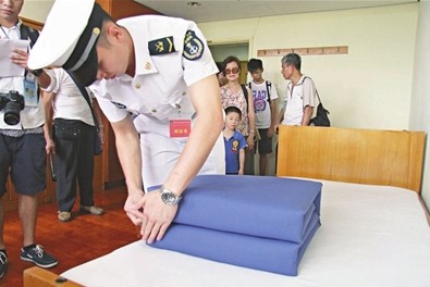 港媒探访驻港部队“连长宿舍”衣物摆放有讲究(图)