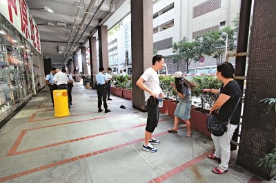 香港一男子闯酒楼女厕打劫六街坊茶客狂追擒贼