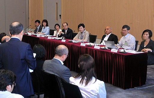 林郑月娥晤咨询委员会成员探讨处理香港贫穷问题