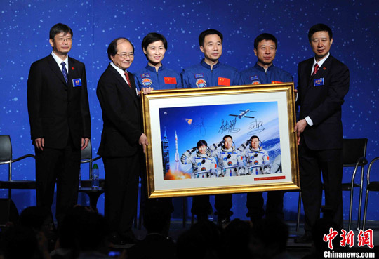 神九航天员对话逾千香港中小学生对答真情流露