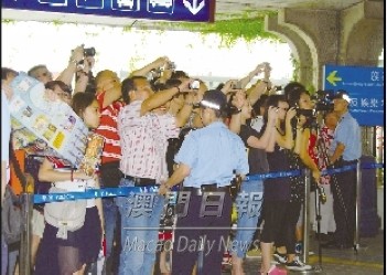 神九航天员访澳门数百居民雨中迎接难掩兴奋(图)
