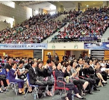 澳门妇联以刘洋为荣报告会获益良多感动不已