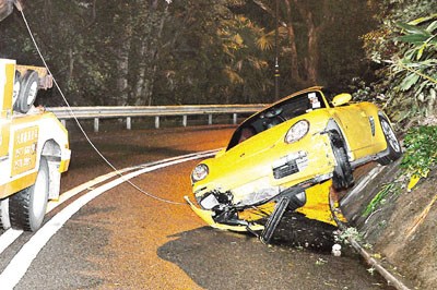 梁振英秘书驾车失控受轻伤疑因下雨路滑所致