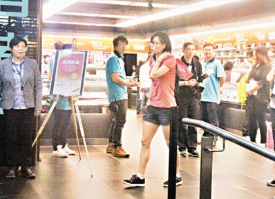 奥运明星访港偷闲忙扫货女将专攻化妆品(图)