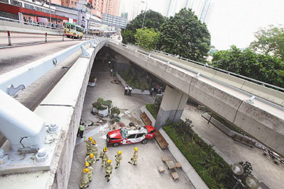 港的哥驾车堕10米天桥身亡疑疲劳过度车辆失控