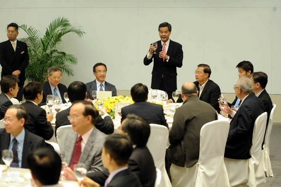 率16官员宴请新议员梁振英:重视行政立法关系