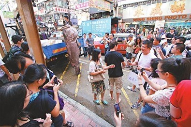 港渔民捕获280公斤龙趸吊车运至餐厅引围观(图)