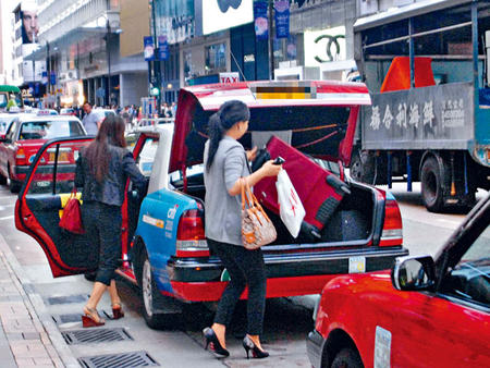 港黑车司机针对游客下手掠财殷勤接载中途赶客
