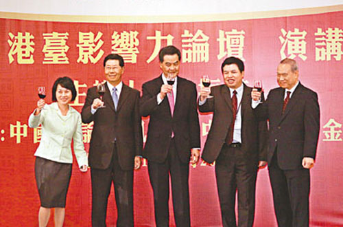 梁振英:回归15年来香港成功落实“高度自治”