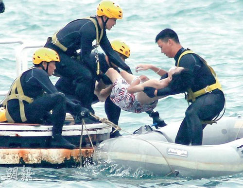 香港3中学生“跳浪”遭巨浪卷走致1死1失踪