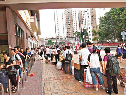 港铁打击水客出台新措施水客“拆细”避限重(图)