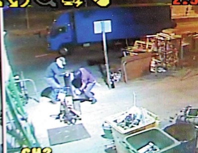 港三贼食髓知味屡进回收公司盗窃当搬货(图)