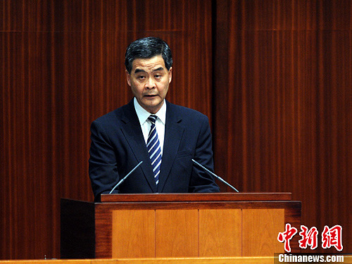 梁振英赴立法会答问强调十分重视行政立法关系