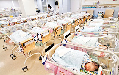 港府堵“双非”孕妇赴港产子见效出生率今年回落