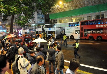 香港湾仔3辆巴士相撞50人受伤警方调查肇事原因