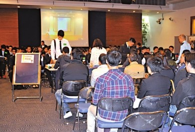 月薪过万香港逾万人投考警队“铁饭碗”(图)