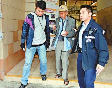香港八旬失聪老翁因争报纸挥刀伤人(图)