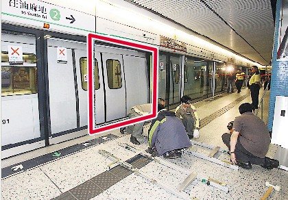 港铁一站台玻璃幕墙深夜突离奇爆裂碎片乱溅(图)