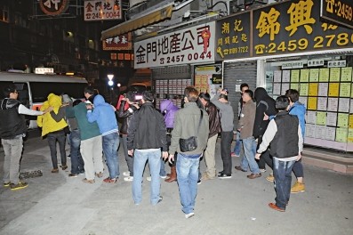 香港警方依线人情报捣毁黑帮赌档拘捕40多人(图)