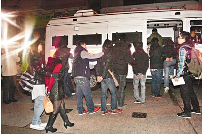 平安夜前港警方发起反罪恶行动突击娱乐场所(图)