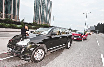 香港一的士快速行驶突减速导致3车串烧(图)