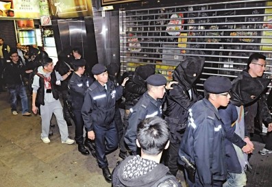 卧底顺藤摸瓜港警方连破黑帮派对捣武器库(图)