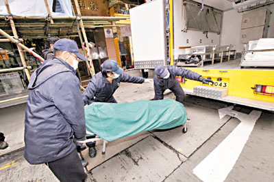 港一健身教练欠债无力偿还凶宅内烧炭自杀(图)