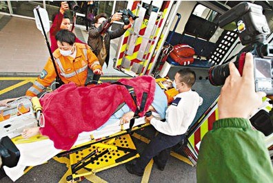 港夫妻欲横过马路“亡命”跨12条行车线被撞飞(图)