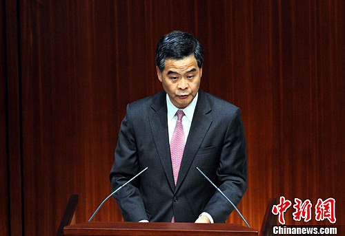 梁振英:维护港人利益是施政目标优先发展港人潜能