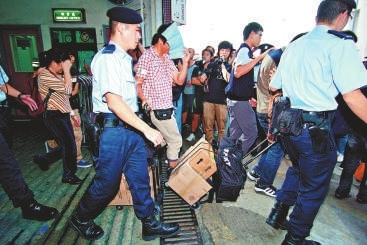 内地与香港两地严打走私职业水货客锐减7成