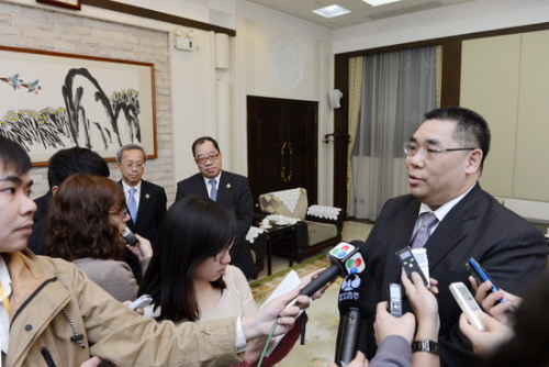 崔世安赴广州会晤胡春华强调不断深化粤澳合作