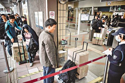 趁香港特区政府未限出口大批内地水客狂运奶粉