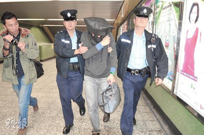 洞洞凉鞋藏偷拍镜头港一文员伸脚拍少女裙底