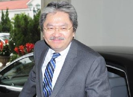 曾俊华展望2013一篮子措施将提振香港经济1.3%