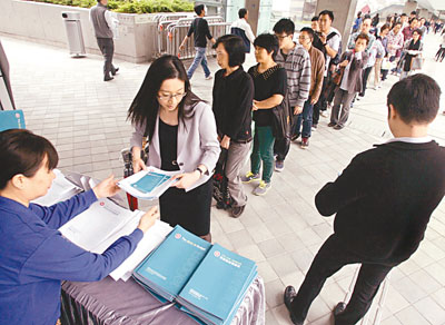 香港发布下年度财政预算案各界赞重民生顾发展