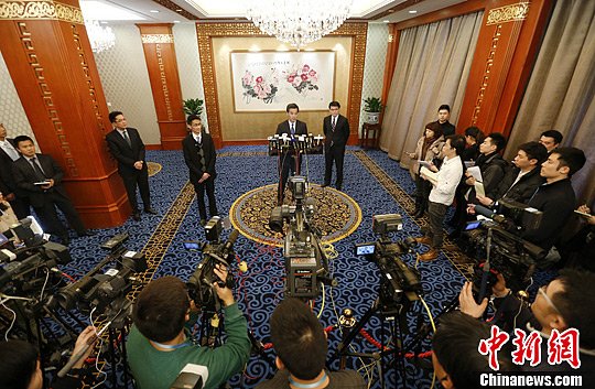 梁振英:用好国家优惠政策促港经济较高增长
