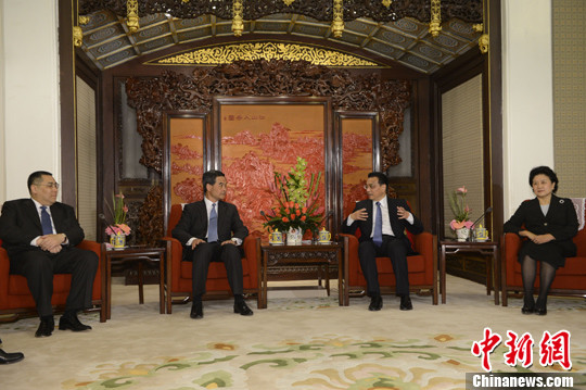 快讯:李克强会见梁振英、崔世安