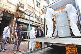 香港肢解父母案提堂警方搬走暗藏头颅冰柜(图)