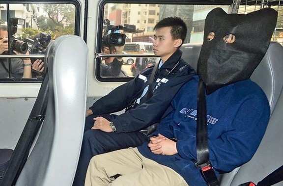 香港弑父逆子友人提堂左臂缠纱面色惨白(图)