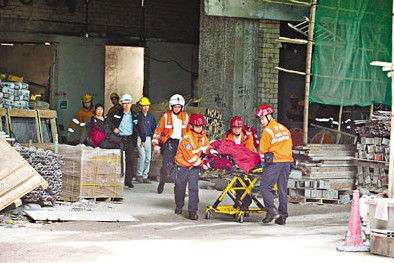 香港一女建筑工人疑失足堕楼伤势严重(图)