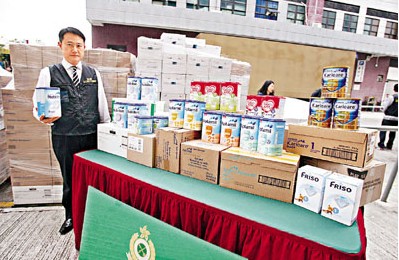 港海关首破走私集团大型仓库检获逾4吨奶粉(图)