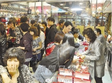 内地顾客占七成澳门亦掀抢金潮(图)
