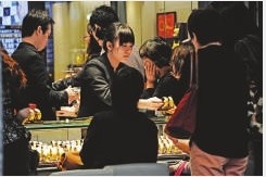 港人趁金价急跌狂扫货香港三日售出一吨金条(图)