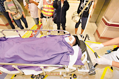 遭杀手追砍“血人”突现香港街头扑车求救