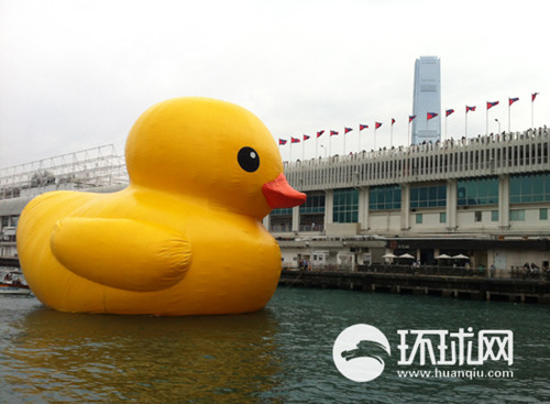 大黄鸭在香港引起“还童”潮其诞生与中国有关